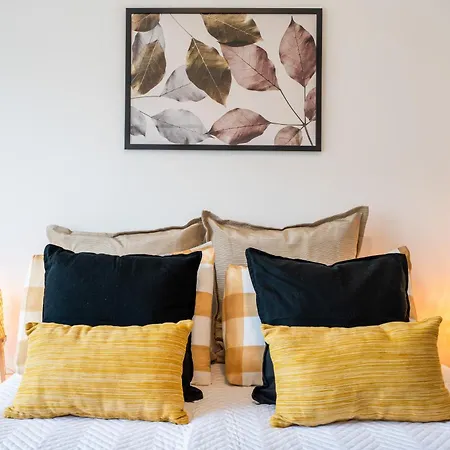 Stylish Modern Flat W/ Balcony! Appartamento