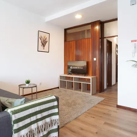 Stylish Modern Flat W/ Balcony! * Oporto