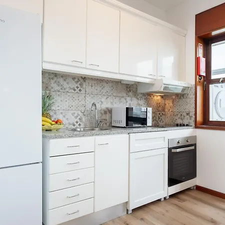 Stylish Modern Flat W/ Balcony! *