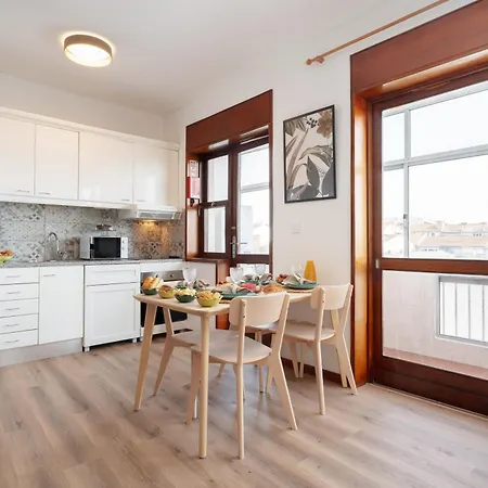 Stylish Modern Flat W/ Balcony!