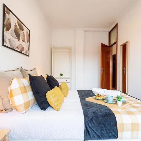 Stylish Modern Flat W/ Balcony! *