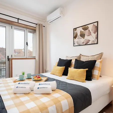 Stylish Modern Flat W/ Balcony!