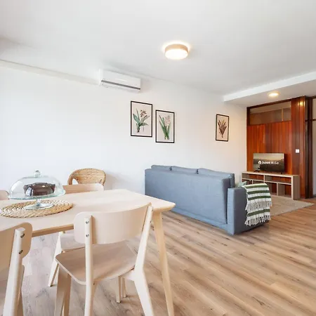 Stylish Modern Flat W/ Balcony! Apartman *