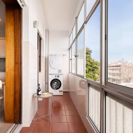 Stylish Modern Flat W/ Balcony! * Oporto