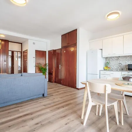 Stylish Modern Flat W/ Balcony! Oporto