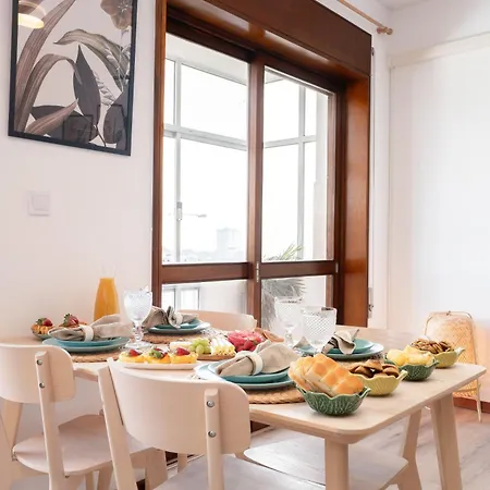Stylish Modern Flat W/ Balcony! * Oporto