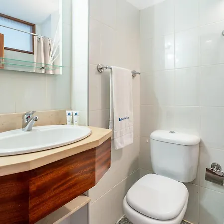 Stylish Modern Flat W/ Balcony! Porto