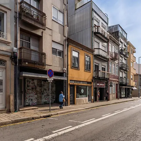 Stylish Modern Flat W/ Balcony! Oporto