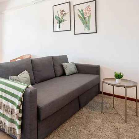 Stylish Modern Flat W/ Balcony! Apartman