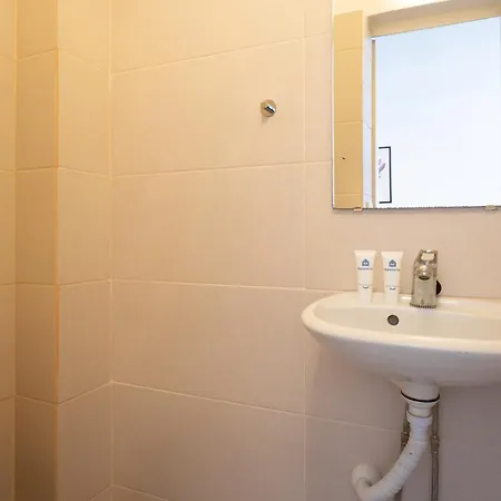 Stylish Modern Flat W/ Balcony! Apartman *