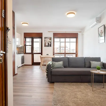 Stylish Modern Flat W/ Balcony! *